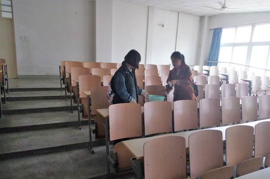 威廉希尔足球阳光青协l雷锋月3月5日清扫教二教室 (2)